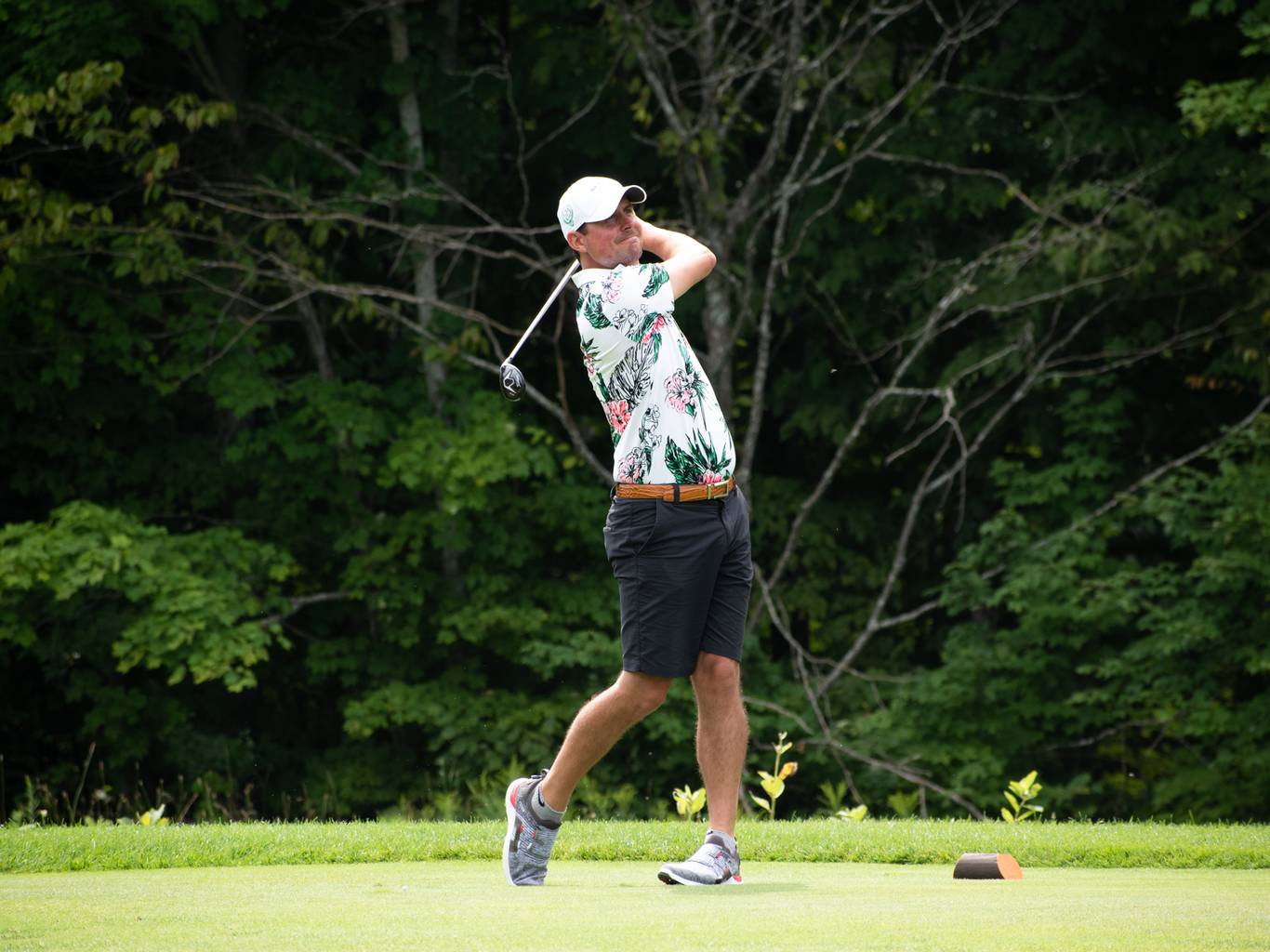 A man golfing